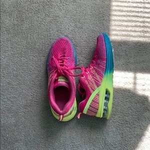 These are fashion professional sakteobard shoes